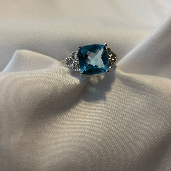 Elegant Blue Topaz Silver Ring - Picture 3 of 4